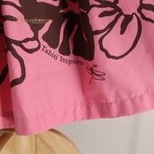 フラダンス 衣装 TAHITI IMPORTS タヒチインポーツ Muu Muu Mama パウスカート フラダンス ピンク系 花柄 植物柄 モンステラ柄 ハワイアンプリント ハワイアン アロハ フラ ダンス レッスン 練習 ハワイアンダンス ブラウン系 ピンク 茶 シングル スカート 華やか 鮮やか かわいい おしゃれ