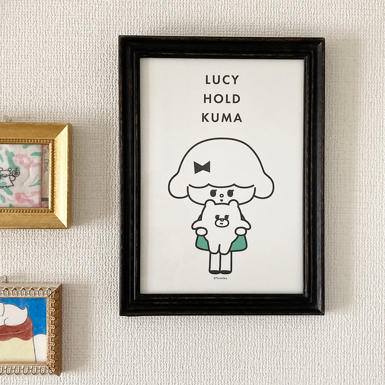 A4サイズポスター「LUCY HOLD KUMA」