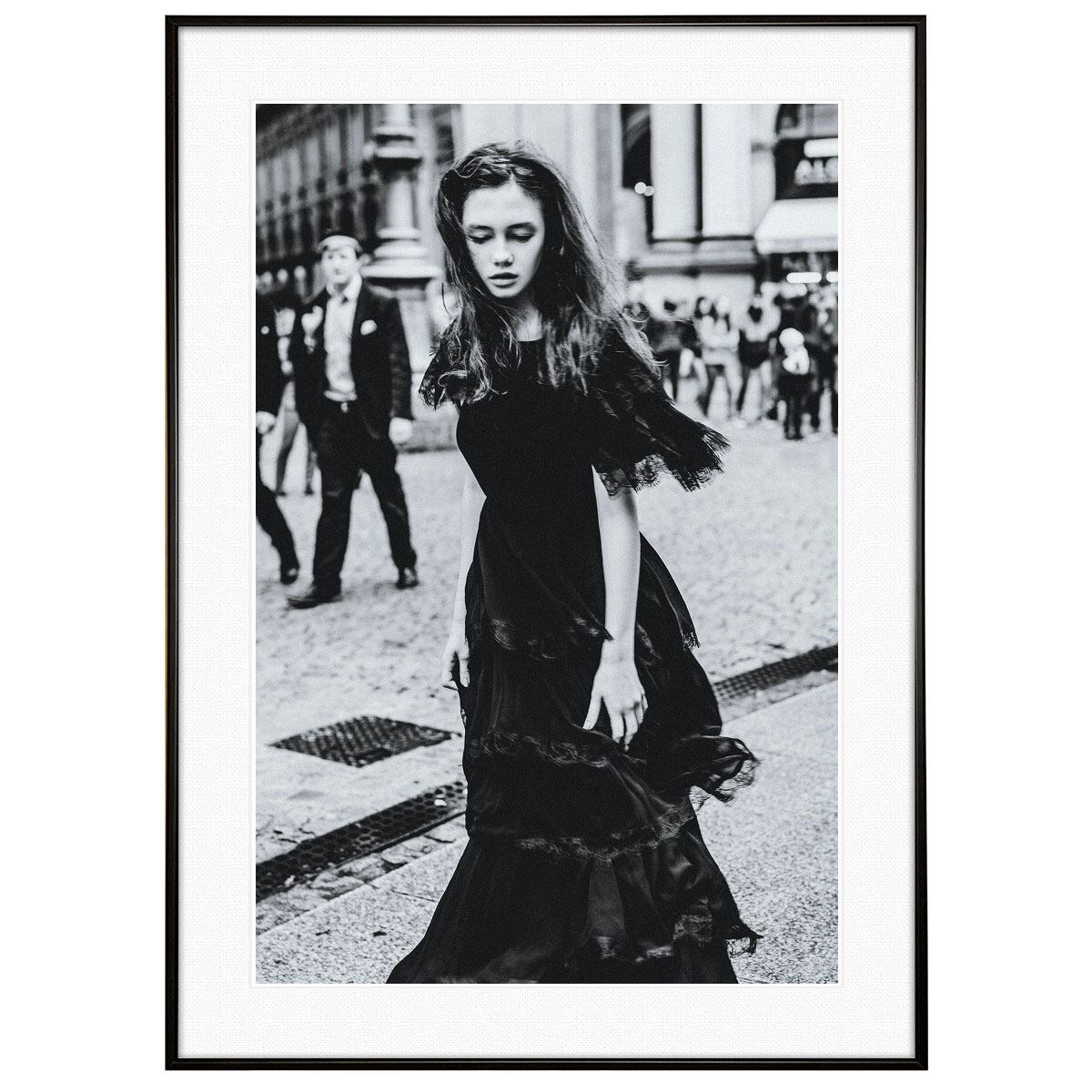人物写真 黒いドレスを着た女性 インテリアモノクロアートポスター額装 AS2222