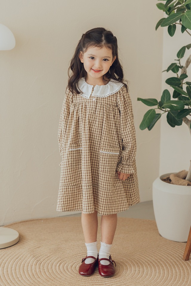 レースラッフル襟ワンピース〈Beige check〉