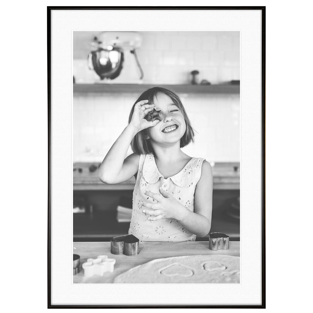 人物の写真 子供 お菓子をつくる少女 インテリアモノクロアートポスター額装 AS3015