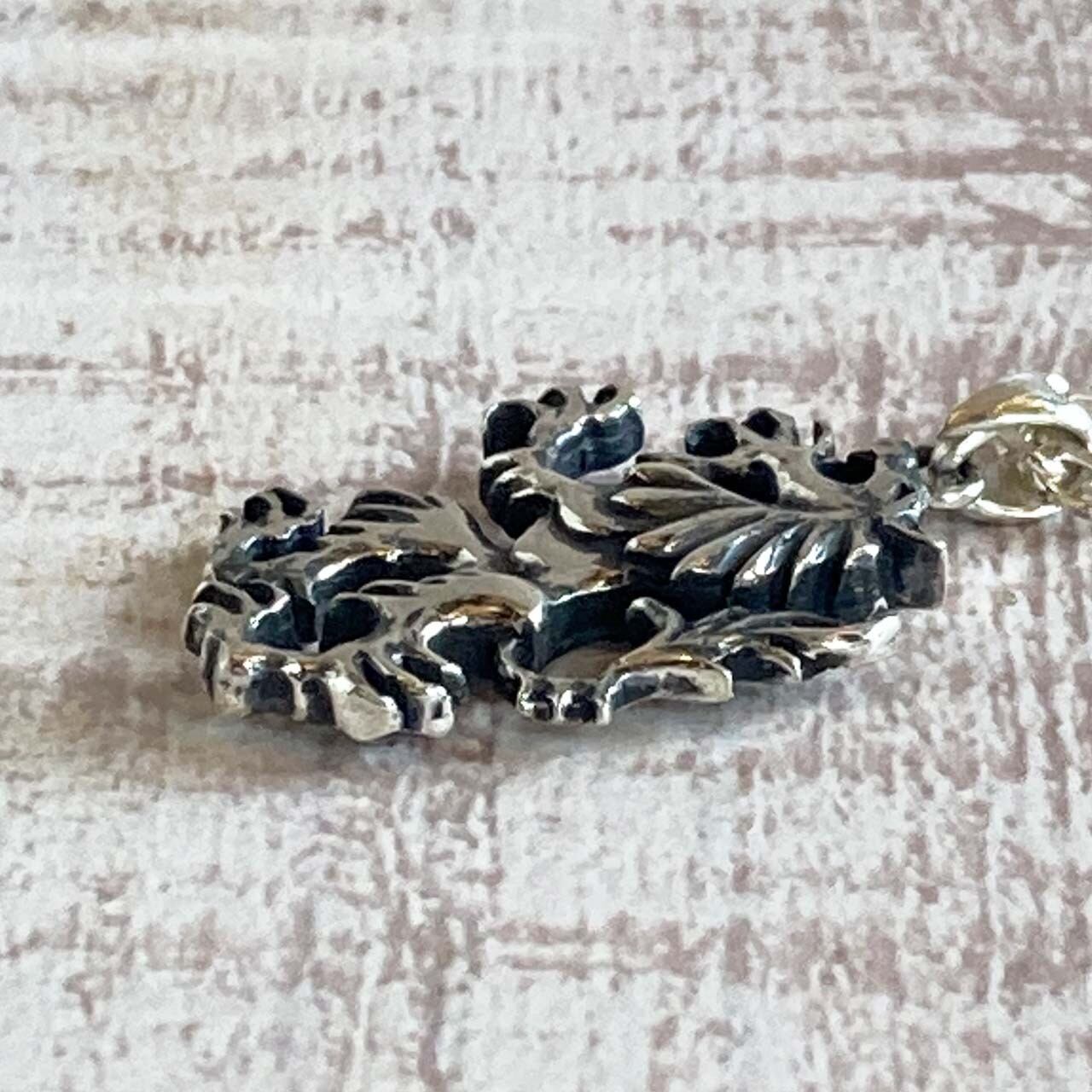 紋章の獅子のペンダント | Dahliacyan/ハンドメイドの革製品と