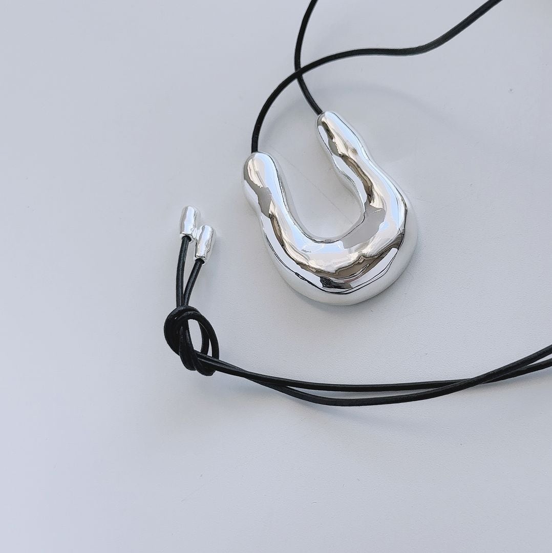 ロングレザーU字ネックレス | Lune (リュンヌ)