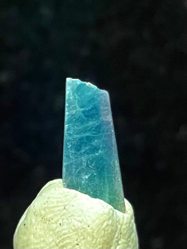 21) パライバ・トルマリン原石