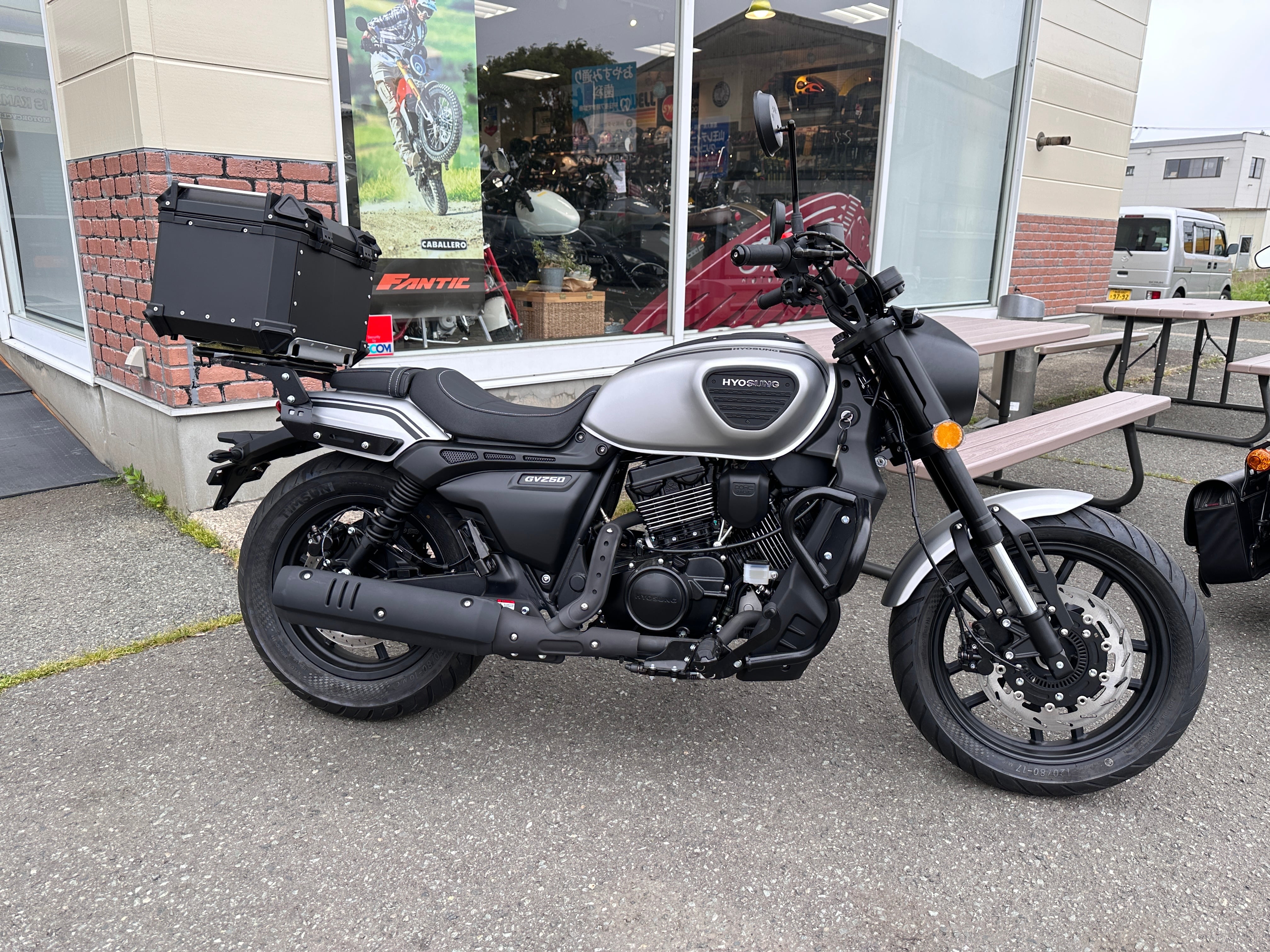 一万キロ未満新品サイドバック付きヒョースンGV250 ヒョースン GV250DRA用 ラゲッジキャリア | KMDex ベストバイ