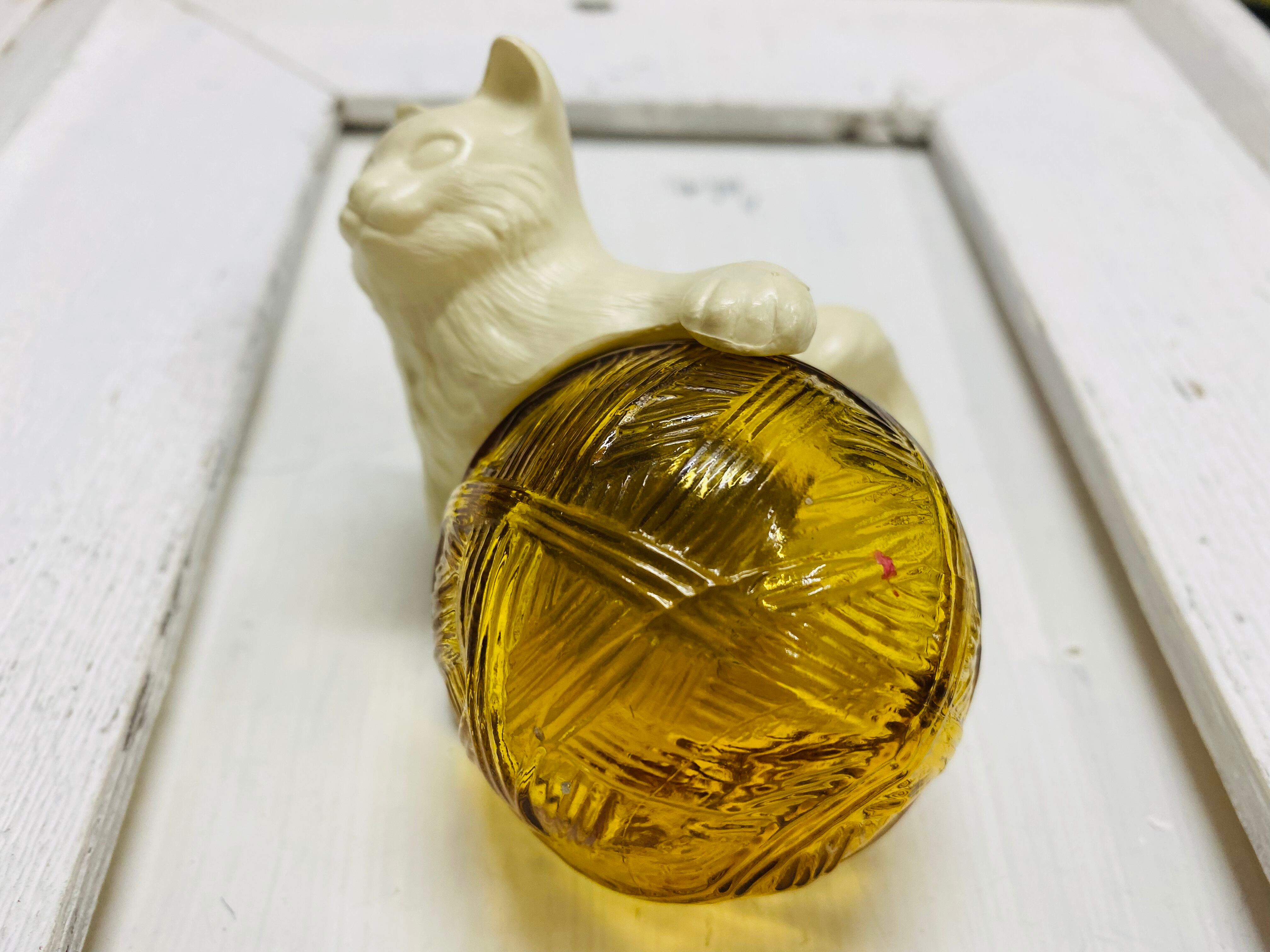 再入荷 白猫の香水ボトル 70年代 Avon社 猫アンティーク雑貨 Weekendcats