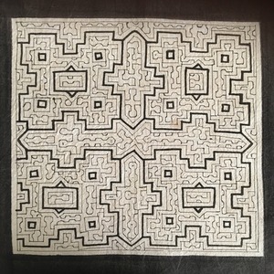 中型白40-11厚地　39x38cm クッションサイズ　アマゾン・シピボ族の泥染め 厚生地