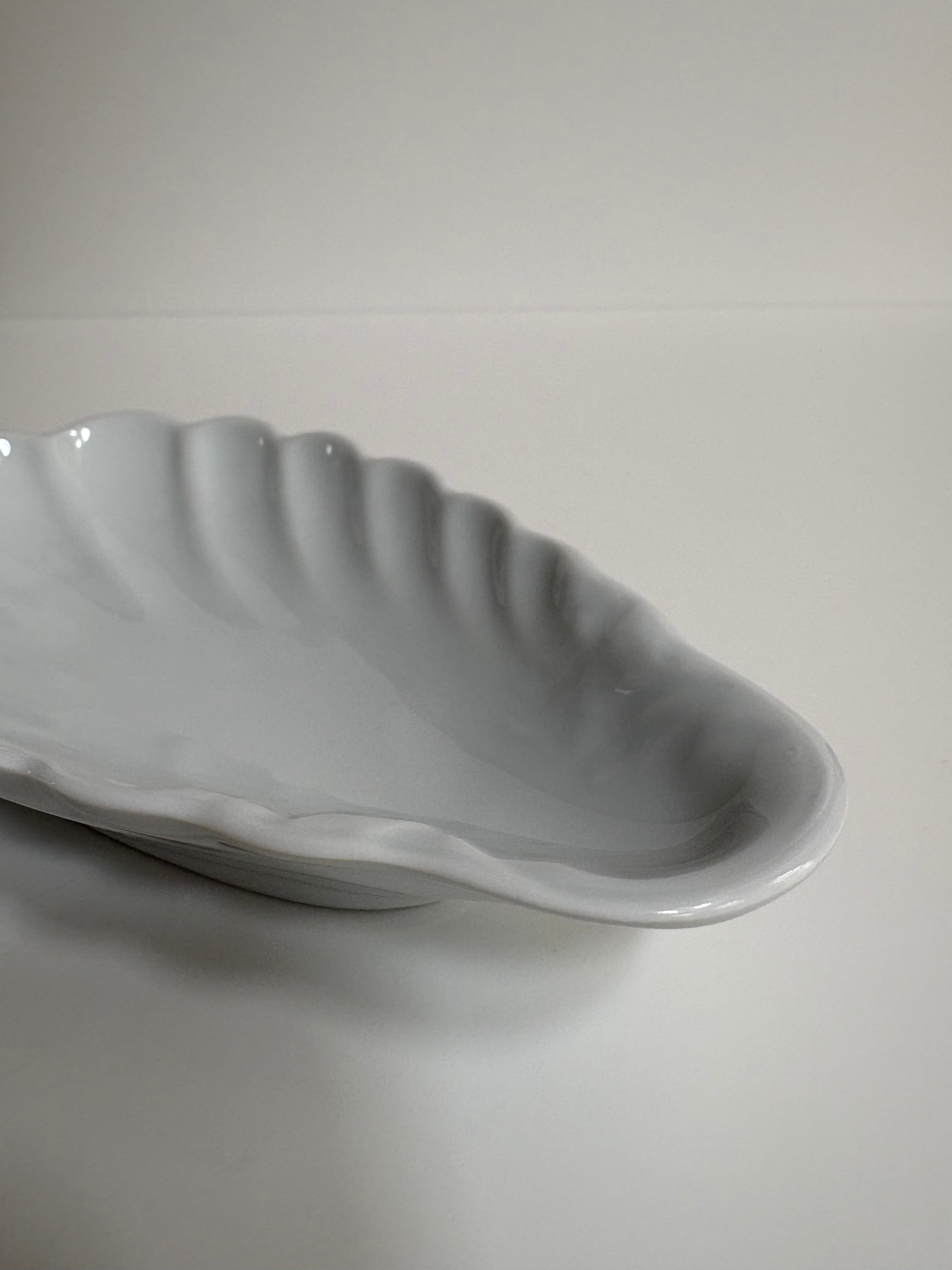 シェル型ラヴィエ（白磁の立体レリーフ）｜フランスヴィンテージ
