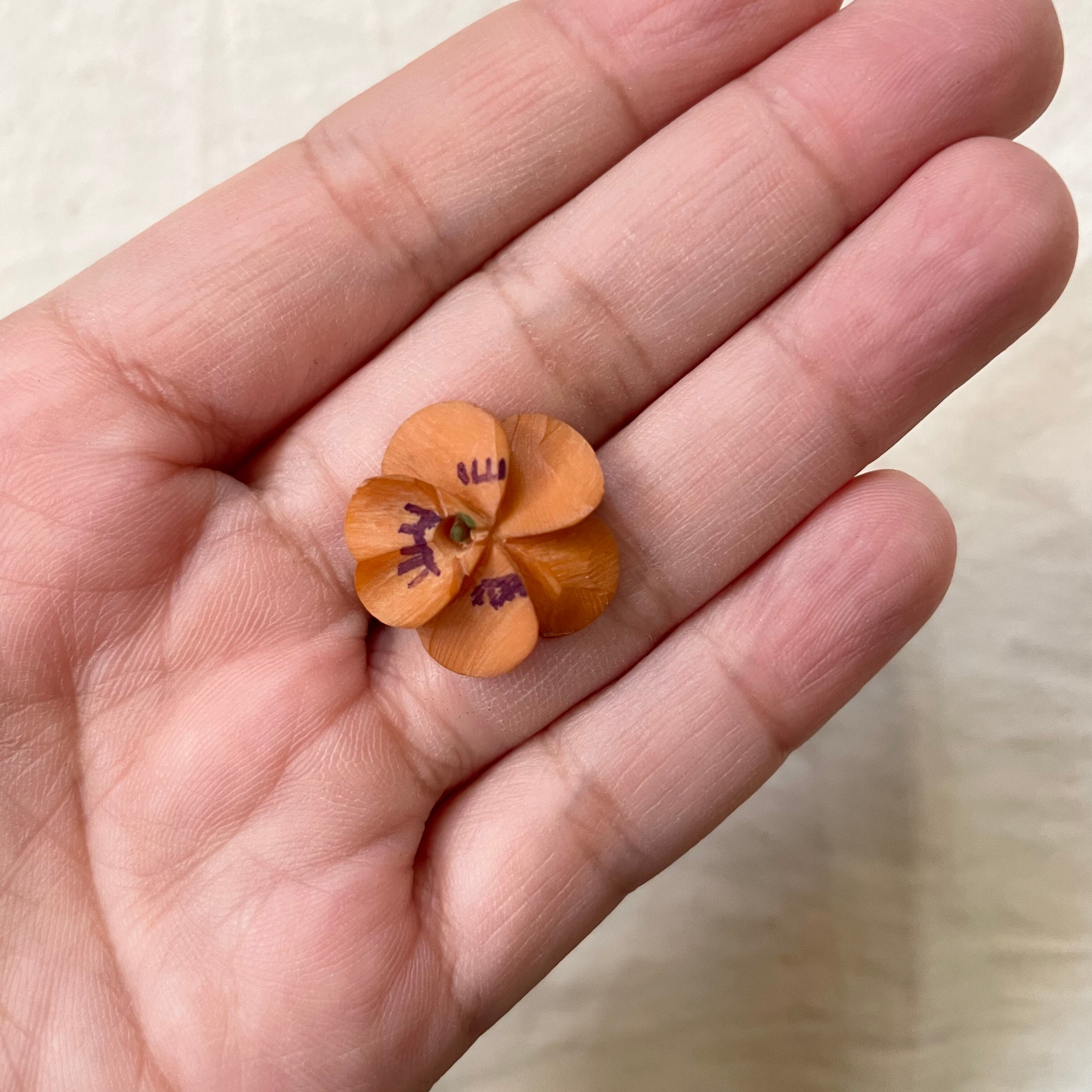 小さな花ブローチ2