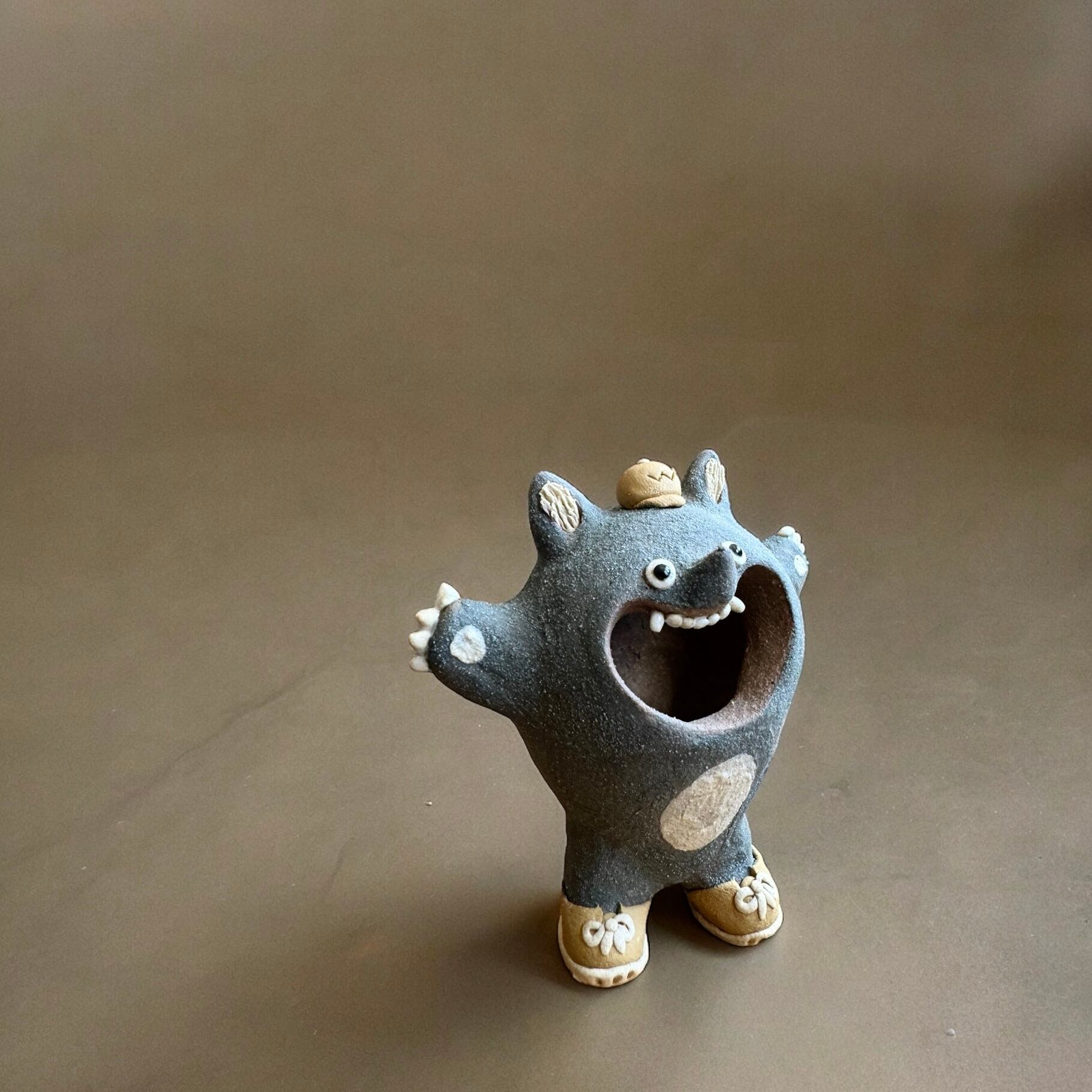 松本良太 陶器 スニーカーウルフ | teshigotoya ねむの木の豆