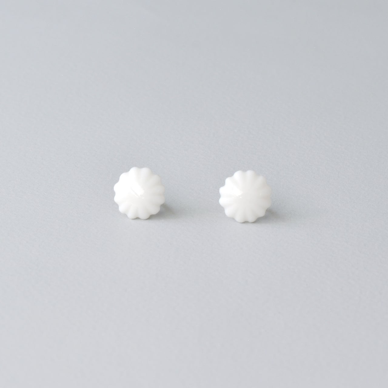 白磁のわたげピアス