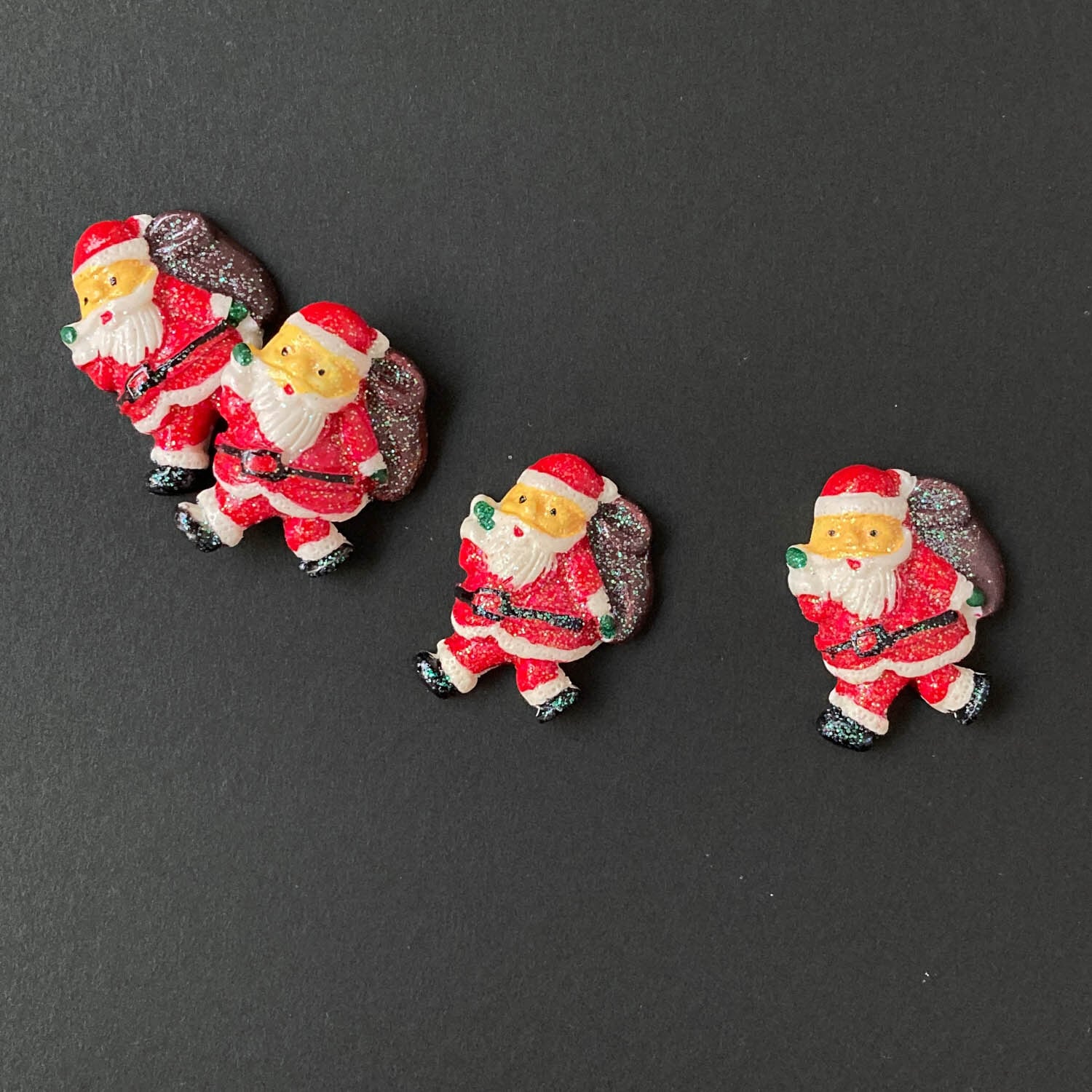 ラメ加工プレゼントを運ぶサンタクロースデコパーツ