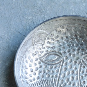 ユニークな表情に彫られた、シルバーに輝くヒョウの器