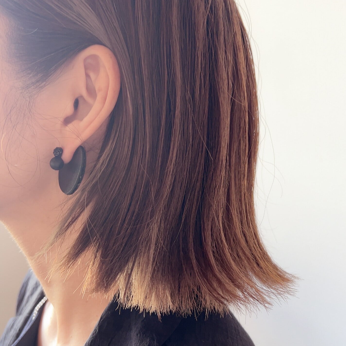 BLACK × Real leather】クリスタルガラスとレザーのキャッチの大人の