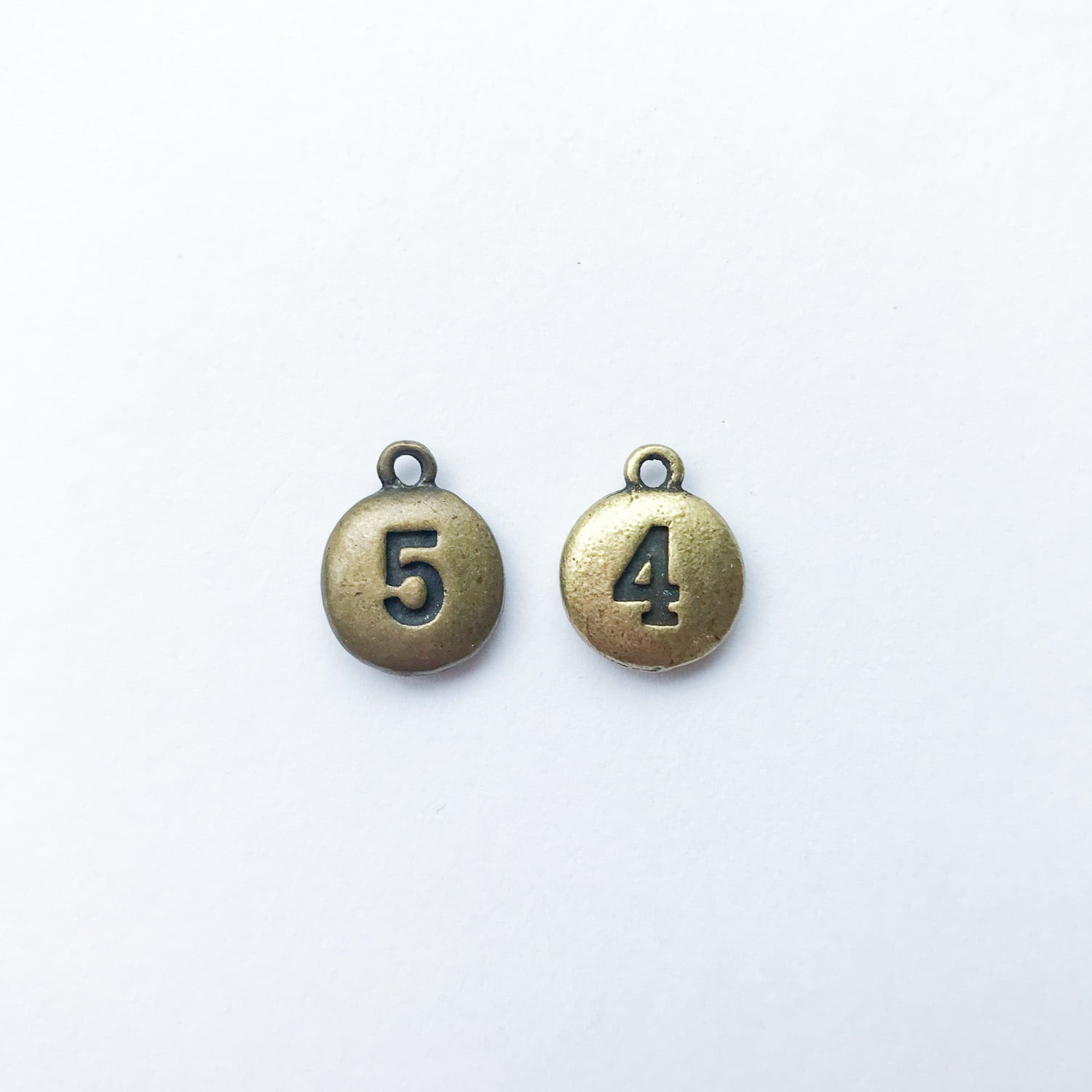 数字ラウンドプレートチャーム | Dua-アクセサリーパーツショップ