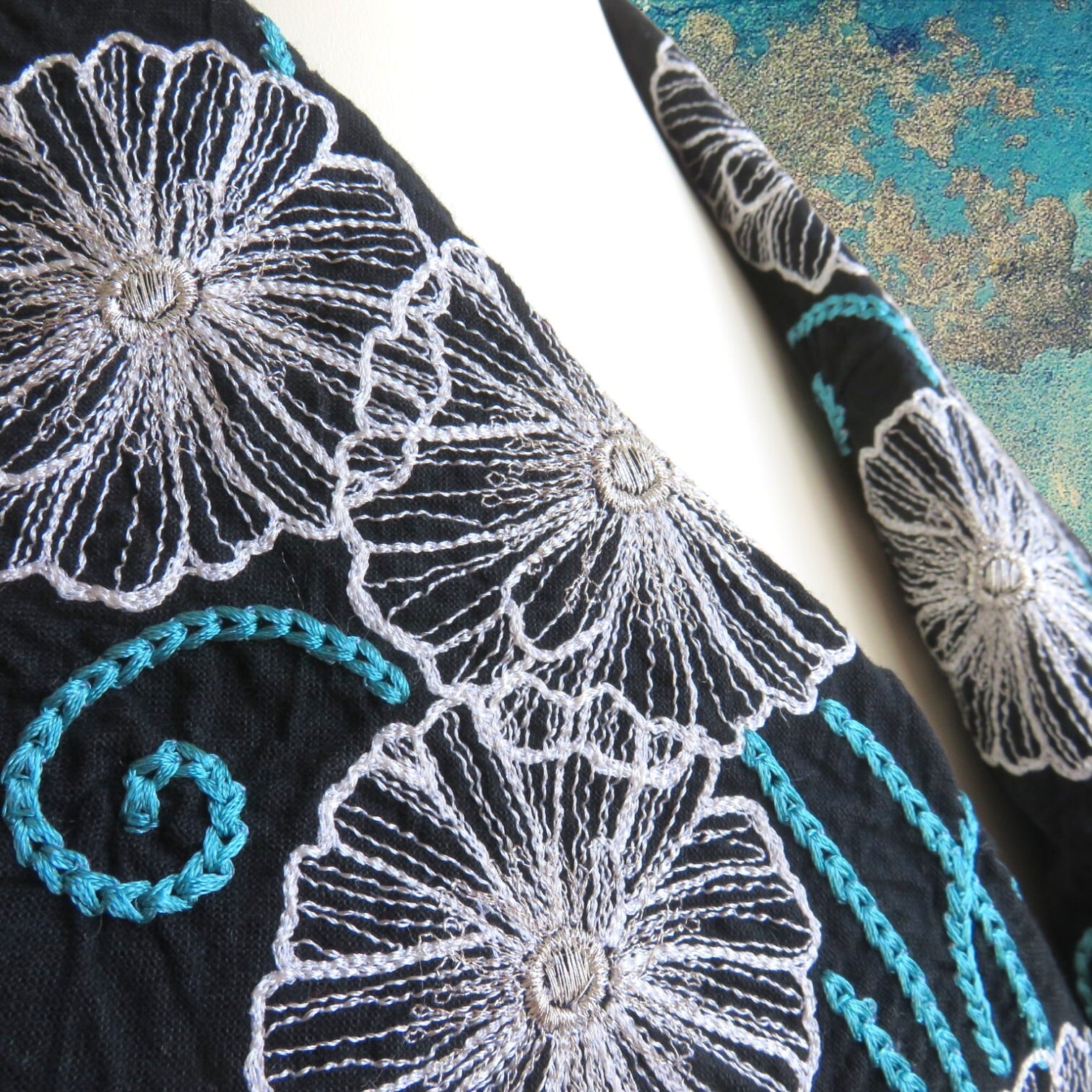 う*ぎ様 半衿　刺繍半衿　まとめ売り　8点 刺繍半衿・華まつり 黒布に刺繍の半襟＋白いお花ブローチ6個セット