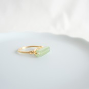 グリーンアベンチュリン　ほそながい　ゴールドの指輪