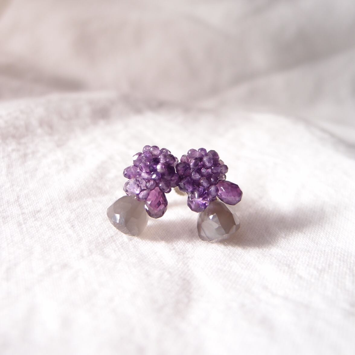 【天然石刺繍/イヤリング】grey moonstone × amethyst
