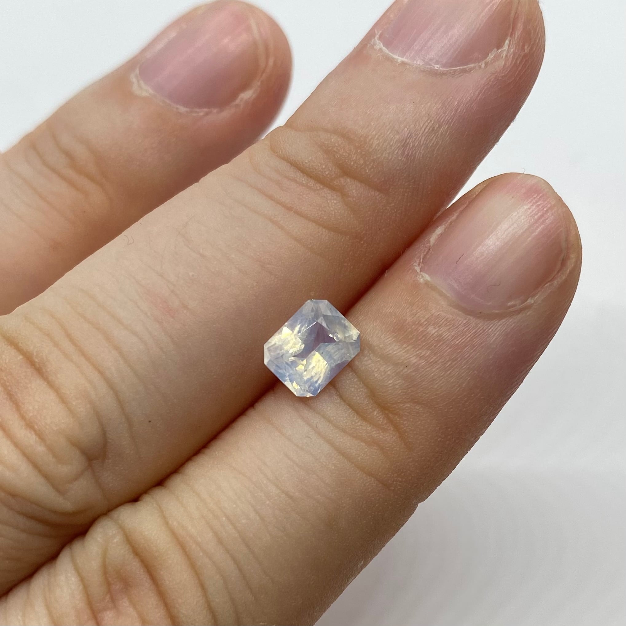 静かなるシルキーホワイトサファイア