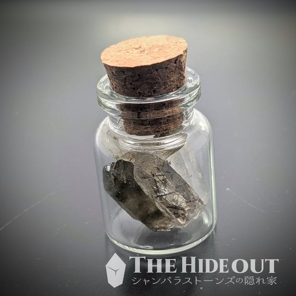 日本国産鉱物標本044 山梨県甲州市塩山竹森産草入り（苔土電気石入り