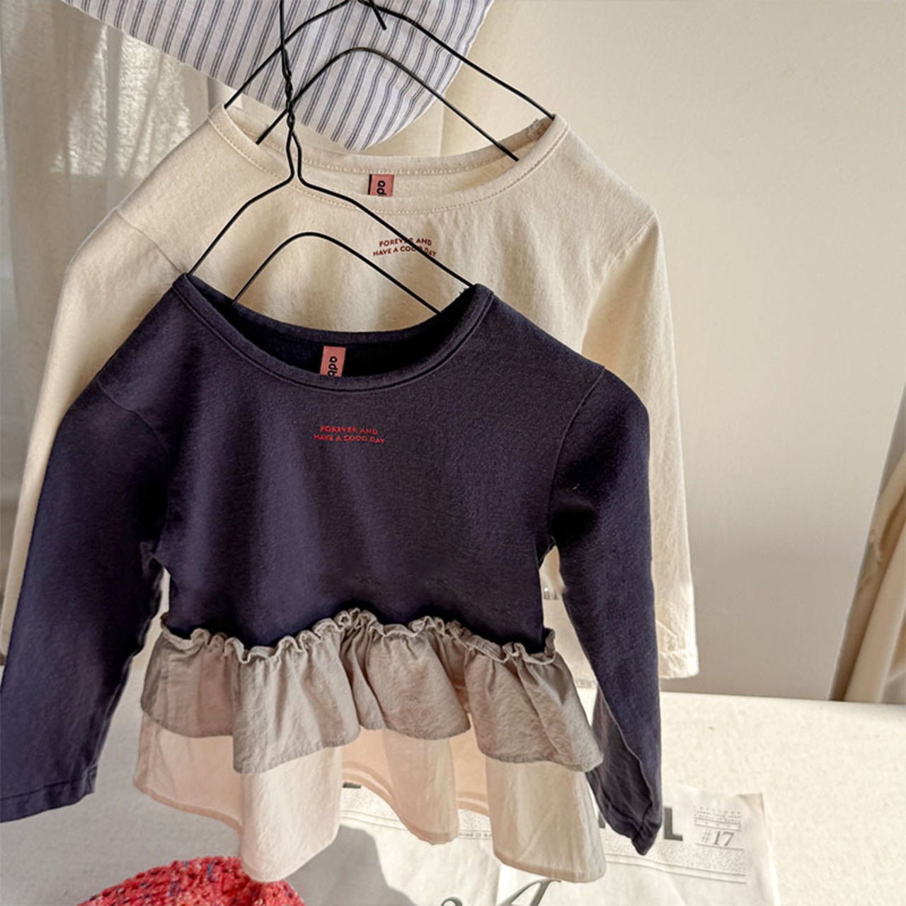 秋英字柄フリル裾Tシャツ