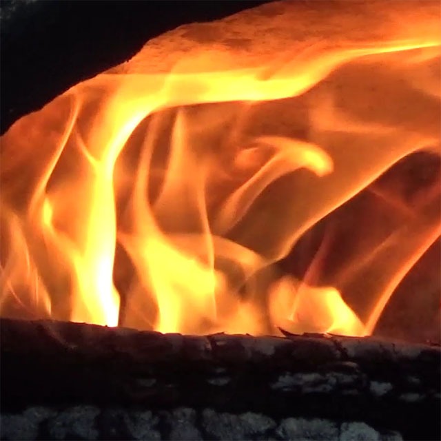 燃え上がる炭火の炎 動画素材研究所