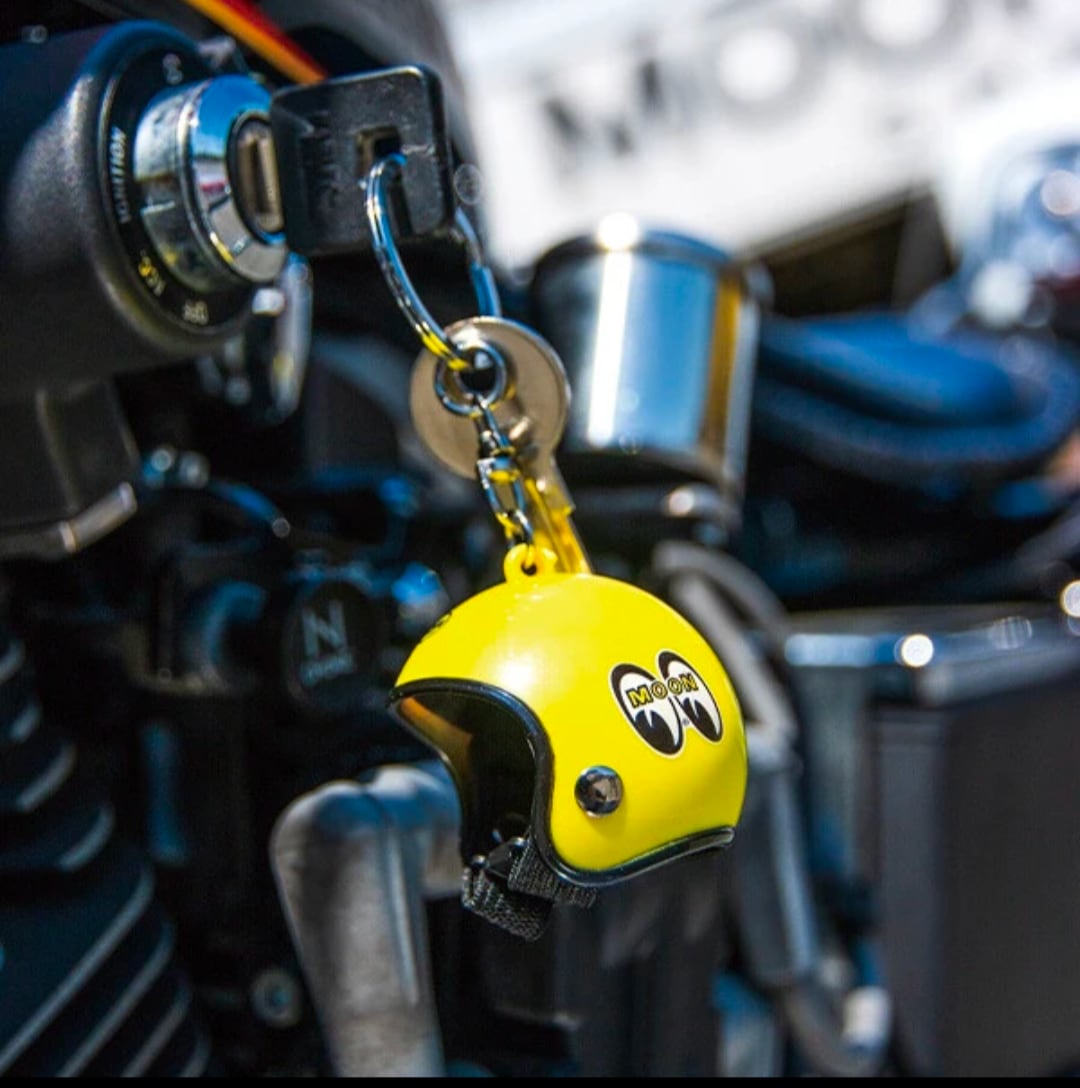 【 MOONEYES 】 MOON ヘルメットキーホルダー / バイクヘルメット / ホットロッド〚アメリカン雑貨 アメトイ〛