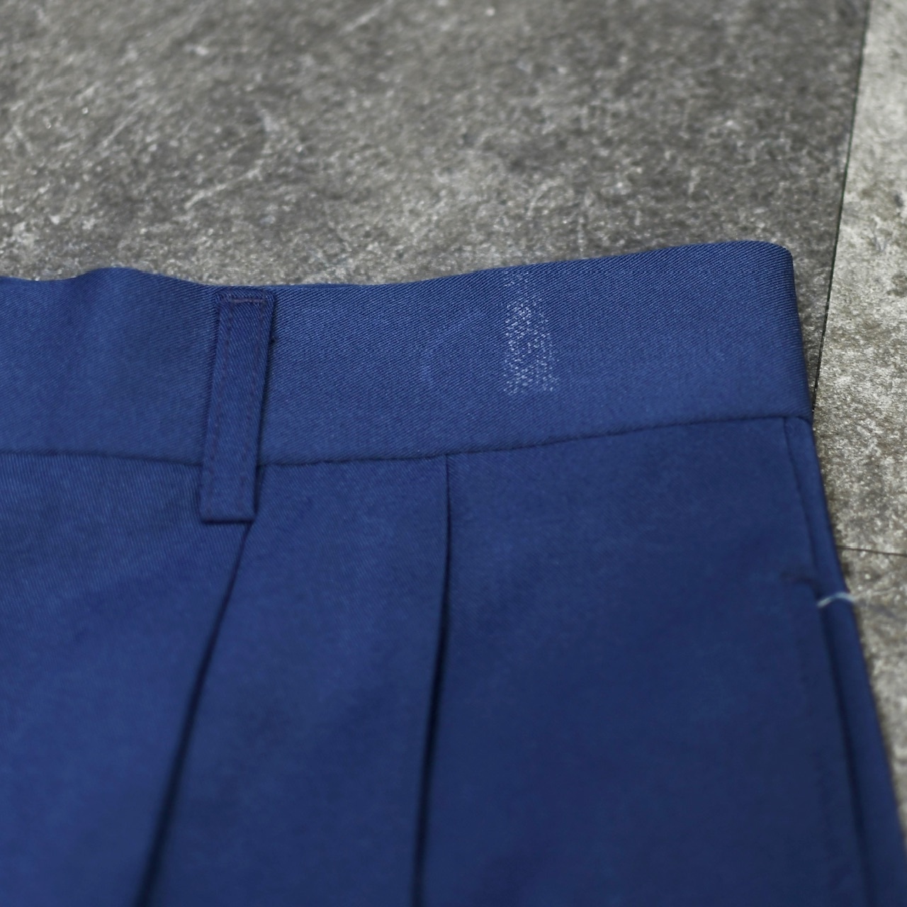 wide silhouette 2tuck slacks navy