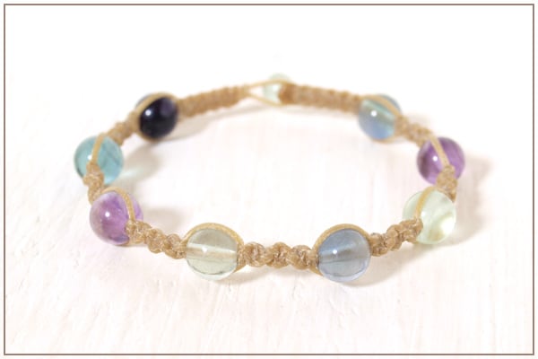 ミックスカラーフローライト8ミリ玉ナチュラルマクラメブレスレット