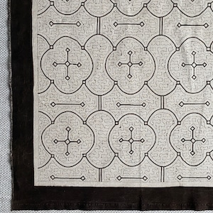 中型90A-2白88x82 梅シピボ族の泥染め布　世界の民藝布　幾何学模様　インテリア雑貨　タペストリ