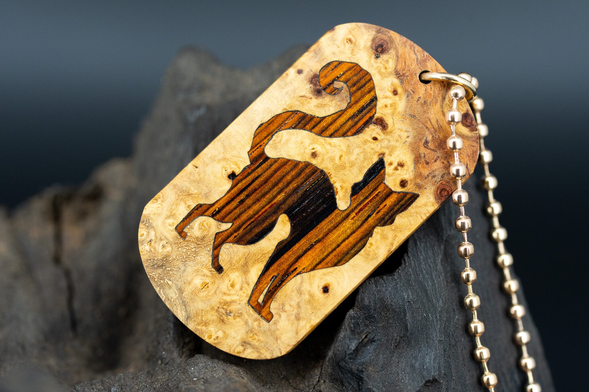 【朱色の銘木】 本花梨瘤 紅白 ドッグタグ 象嵌 探る視線