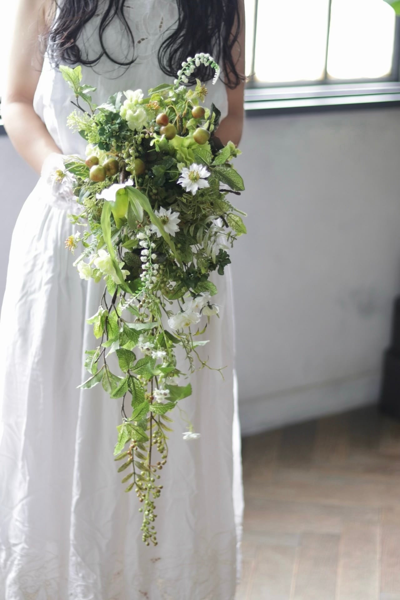 完成品販売ブーケ ］Botanical Green Cascade Bouquet | お花の