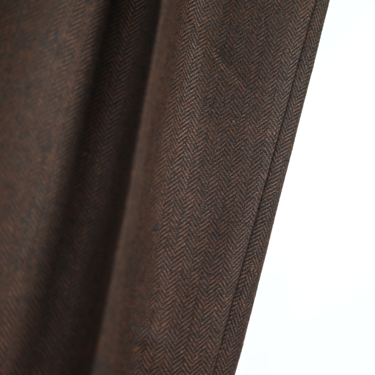 INTERIM / INDIA WOOL CLASSIC HERRINGBONE WITH LEATHER PIPING 2-TUCK STRAIGHT SLACKS