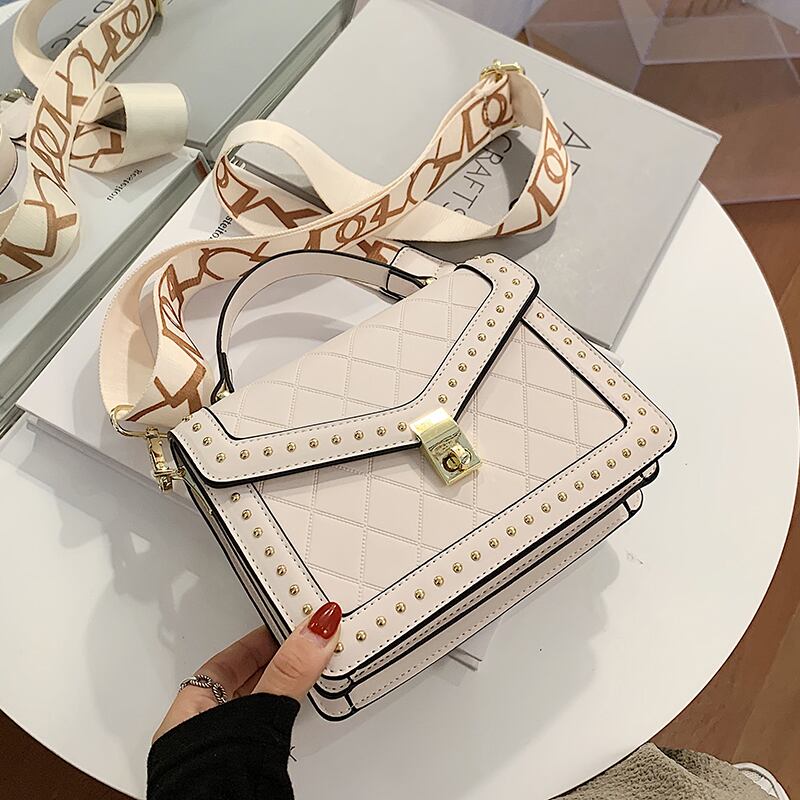 センススモールバッグ女性2020新しいトレンディなファッション人気のワンショルダーメッセンジャーバッグネット赤のテクスチャすべての一致する小さな正方形のバッグ Tiancai_Wing_Bag0903357