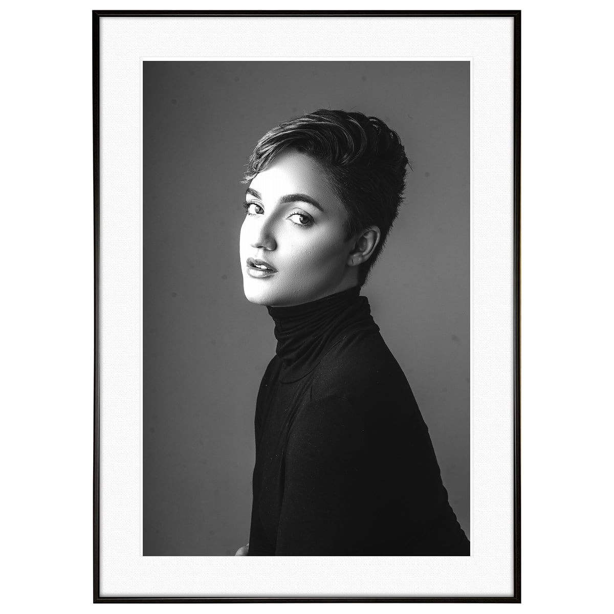 人物写真 黒のタートルネックを着た女性 インテリアモノクロアートポスター額装 AS2384