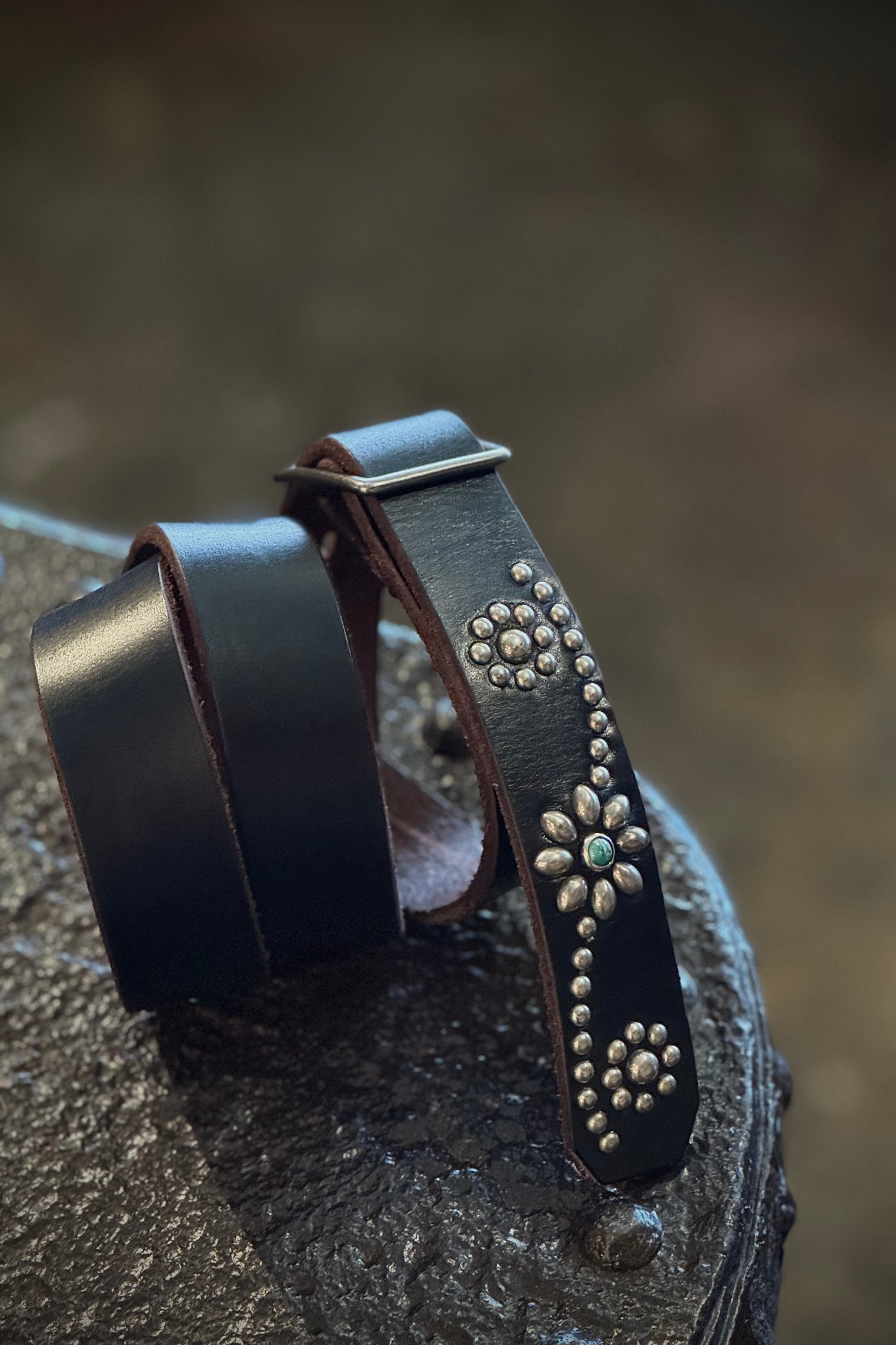 HTC/エイチティーシー 1.25in flower studs Turquoise BLACK