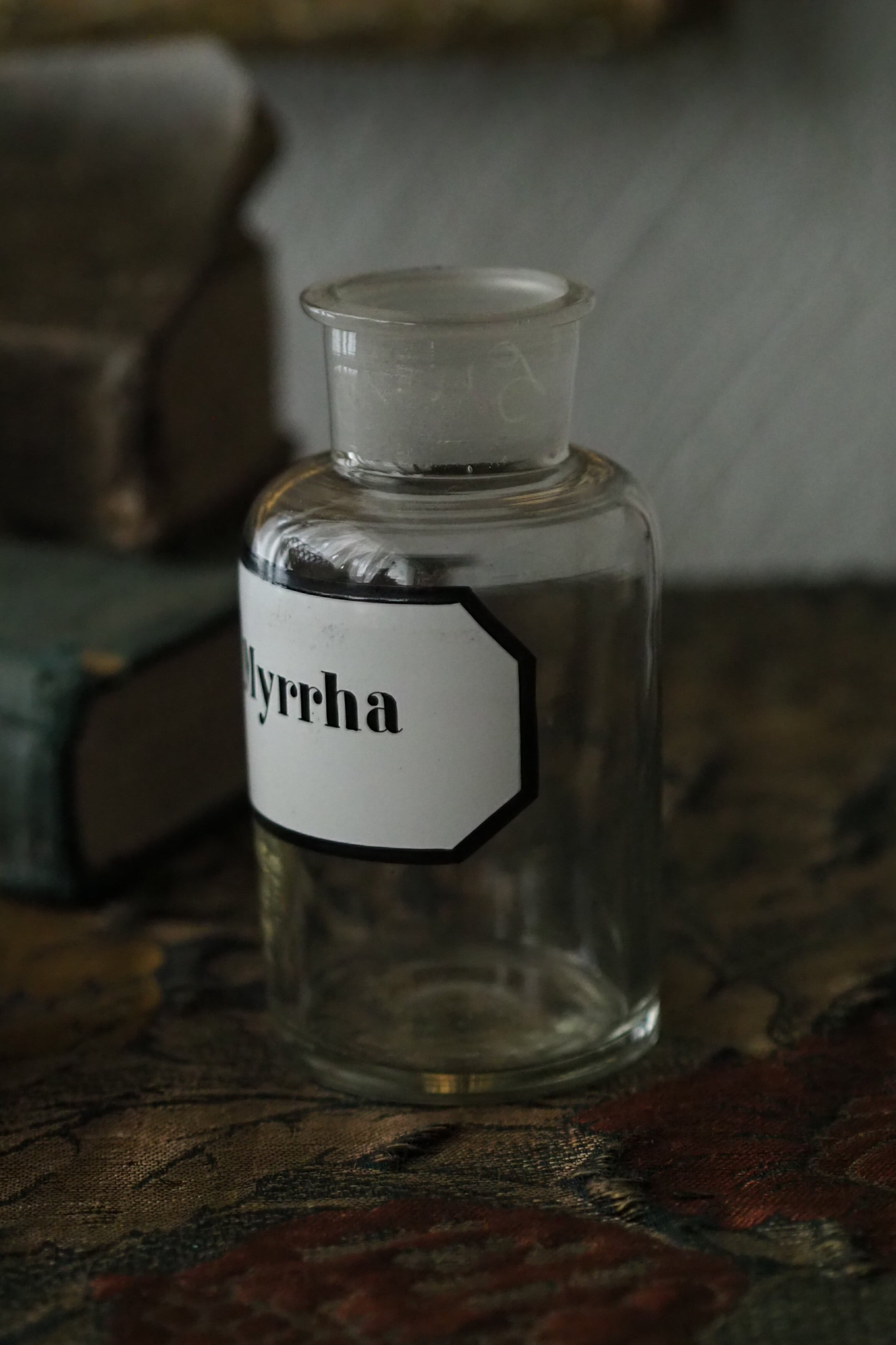 明暗 コントラスト 薬品瓶-antique chemical glass bottle