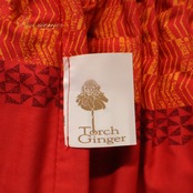 フラダンス 衣装 TorchGinger トーチジンジャー パウスカート レッド系 ラウアエ柄 植物柄 ハワイアンプリント ハワイアン アロハ フラ ダンス レッスン 練習 ハワイアンダンス 赤 橙 オレンジ系 シングル スカート フレア 華やか 鮮やか かわいい おしゃれ 上品 大人っぽい
