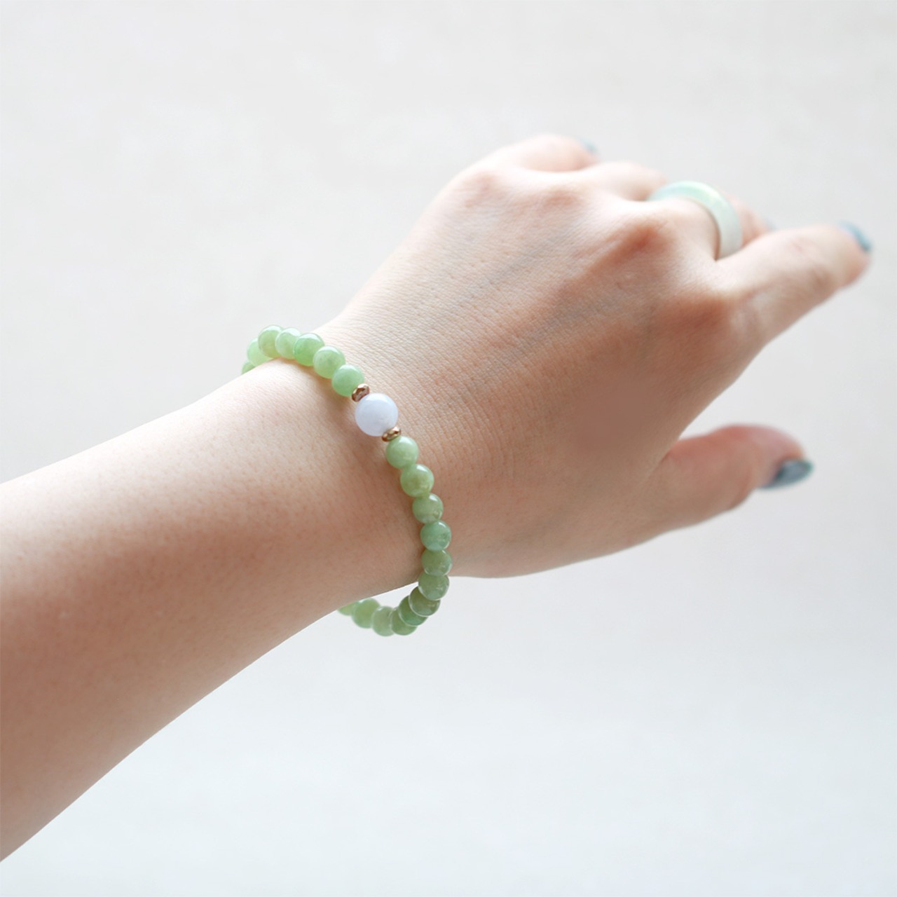 緑と紫のコントラストが爽やか！濃い紫のワンポイントカラーがたまらない！ green&point lavender翡翠ブレスレット A貨翡翠 jd_br1064