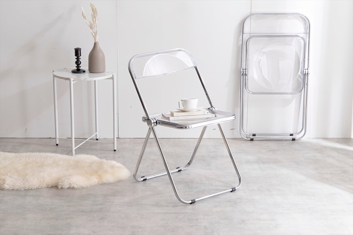 透明感が高く美しい座面と背もたれそしてシルバーフレームの組み合わせ