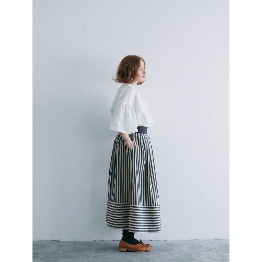 MAGALI マガリ ウォッシュドコットンリネン・アンティーク・スカート・ブラックストライプ ふんわりとしたシルエットで、裾の切り替えがデザインのポイントになっております。【送料無料】