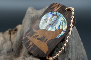 【 染色の美 】 ムンエボニー ドッグタグ 象嵌 月と狼