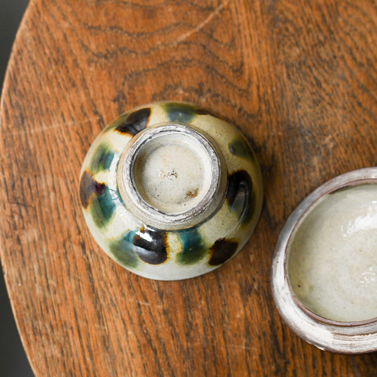 横田屋窯　三彩点打ち蓋物（小）