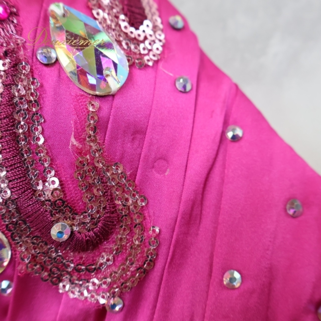 ベリーダンス オリエンタル 衣装 上下セット ピンク系 ドット 水色 ラインストーン 茶 花 フリル 華やか トップス スカート ベルト 豪華 鮮やか ストーン 舞台 装飾 キラキラ 大人っぽい ブラウン系