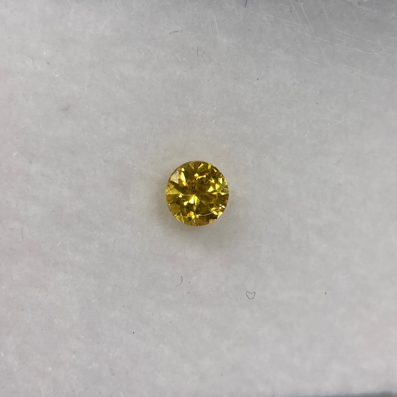 丸いサファイア 黄色系 約2.9mm r-0101