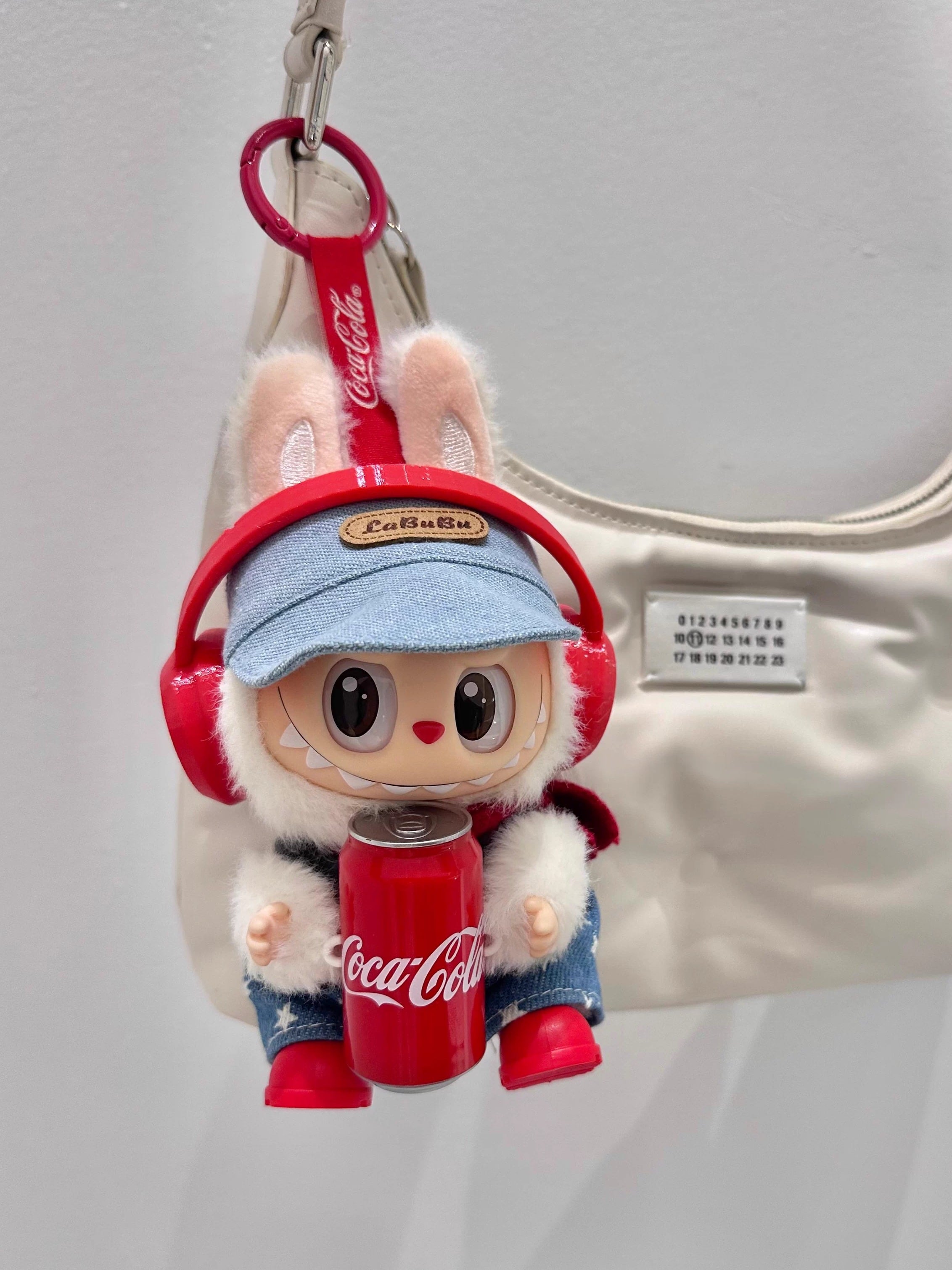 【レッドイヤホン+星パンツ+靴+キャップ】注目の赤いイヤホンと星パンツ! キャップと靴でコーデ完成