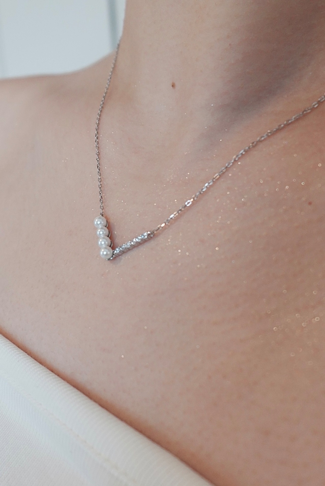 pearl v necklace