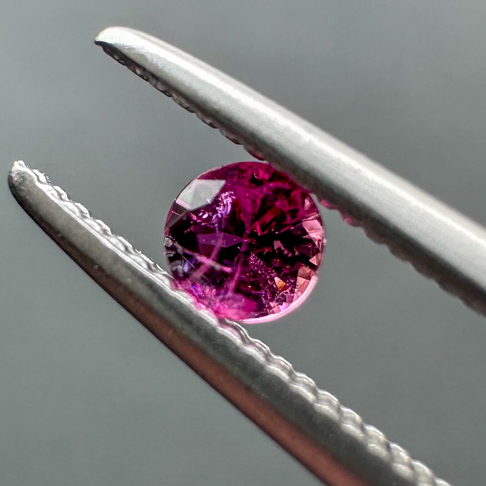 マグネシオアキシナイト 0.05ct タンザニア産 | One Loose