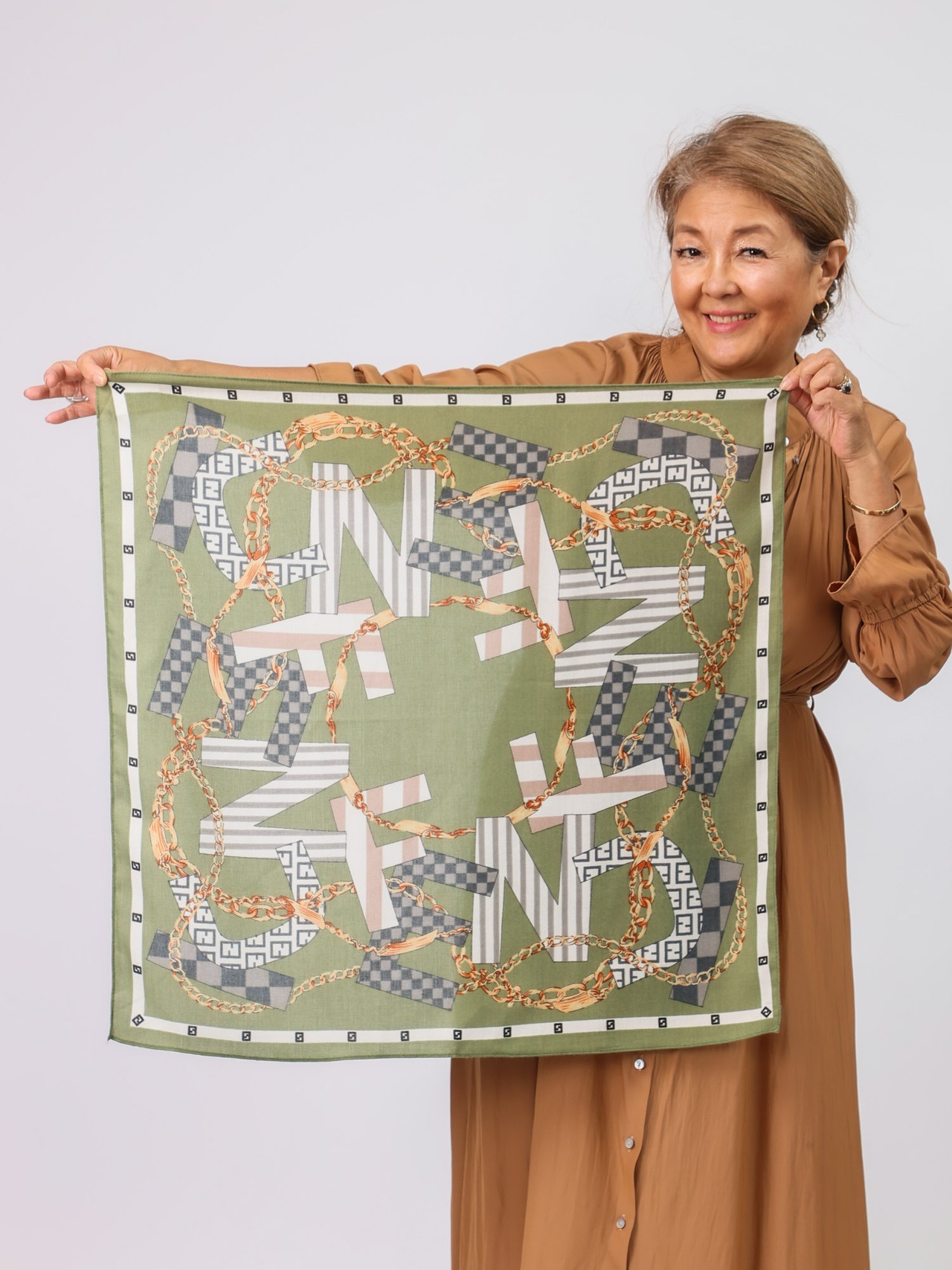 BRAHMIN(チェーン柄スカーフ)