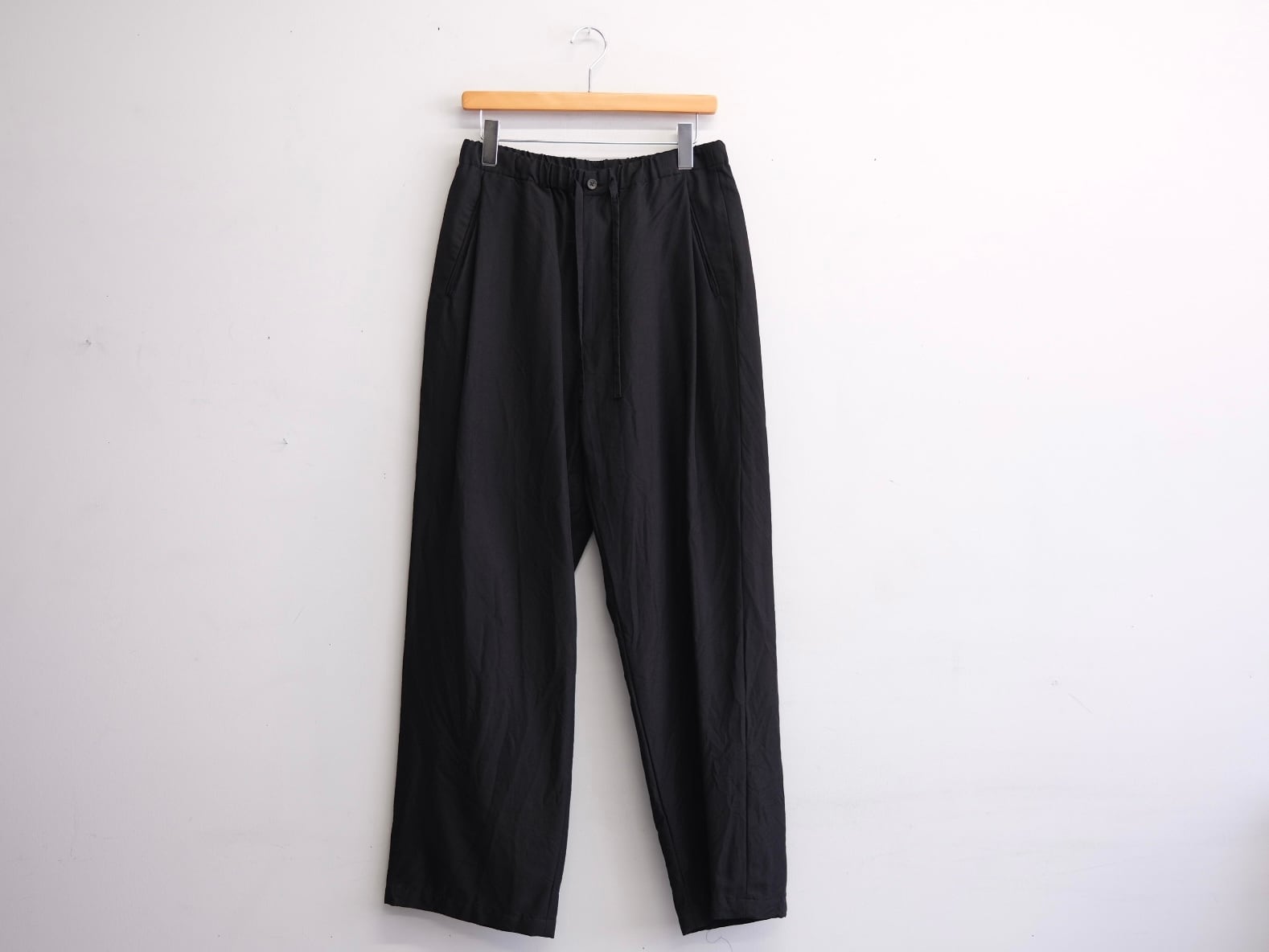 パンツ ULTERIOR CASH TWILL DRAWSTRING PANTS ULTERIOR” WASHED WOOL SILK TWILL DRAWSTRING PANTS BLACK” | Lapel